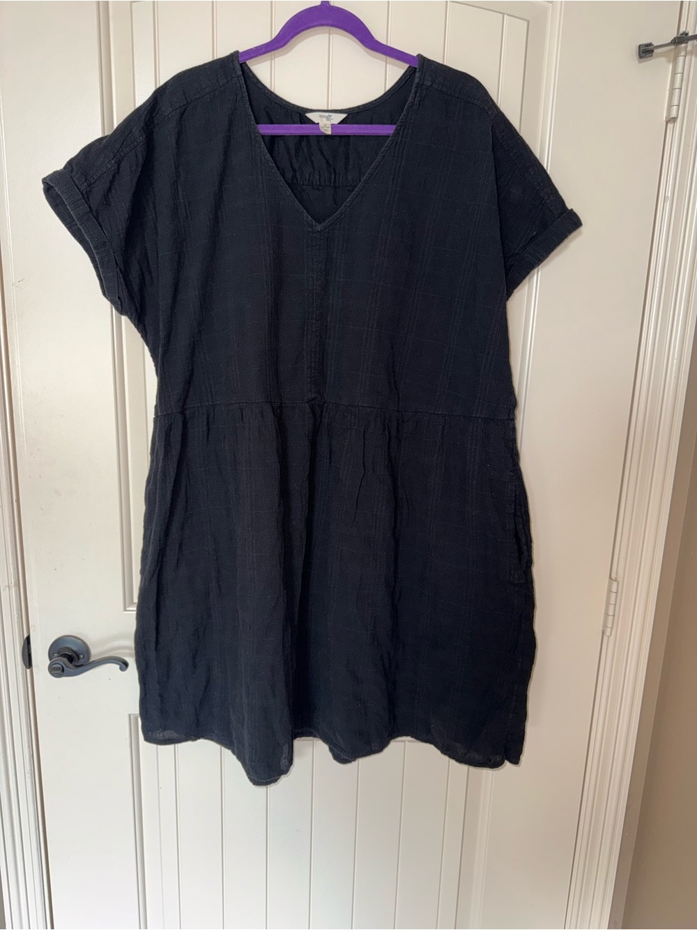 Black Short Sleeve V-Neck Textured Dress with Pockets